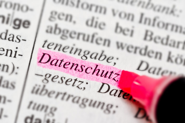 Das Wort "Datenschutzfehler" ist in einem deutschen Text rosa hervorgehoben, mit einem rosa Marker im Blick.